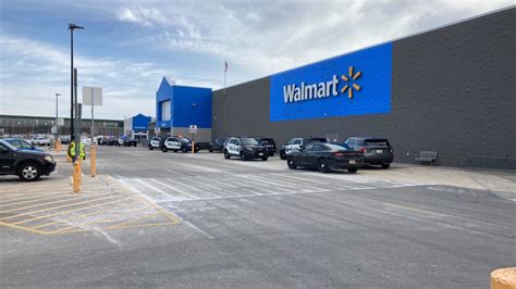 Employees and customers have been evacuated von the store. . Walmart depere evacuated